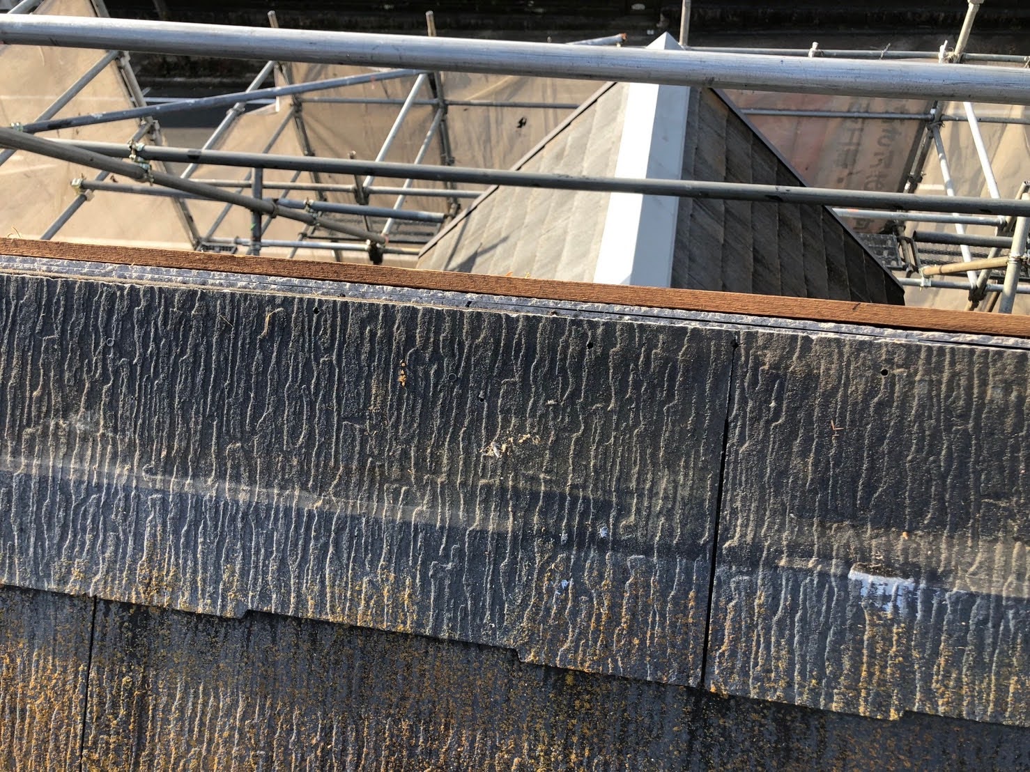 鋭く鋭角にとがった棟